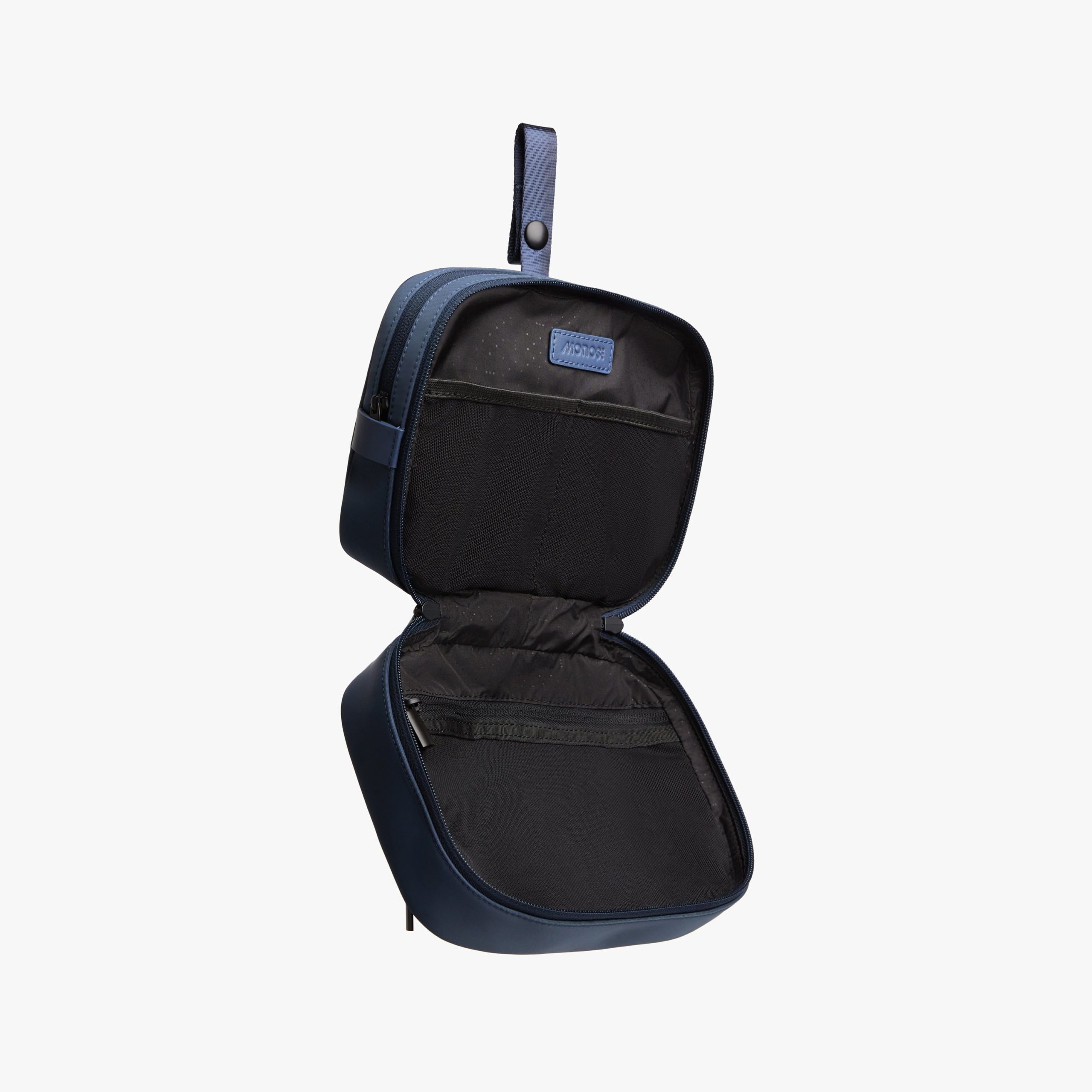 Metro Hanging Toiletry Case - Image 13